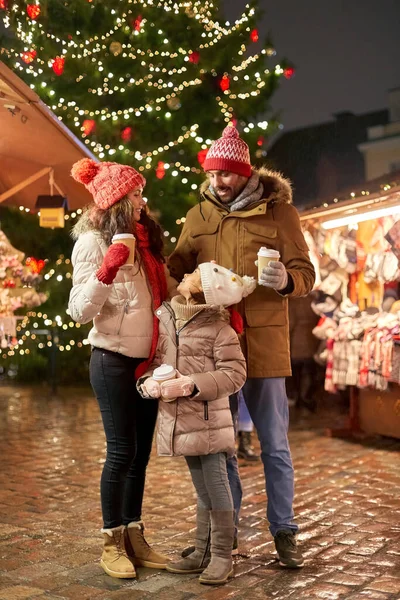 Familia con bebidas para llevar en el mercado de Navidad —  Fotos de Stock