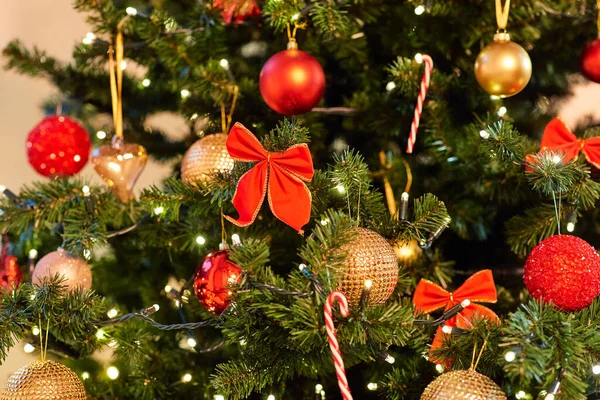 Decorato albero di Natale artificiale a casa — Foto Stock