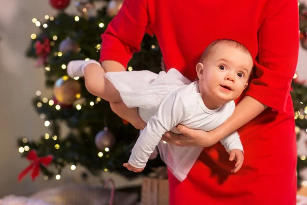 Mor med lycklig liten dotter vid julgran — Stockfoto