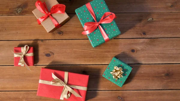Рождественские подарки на деревянных досках — стоковое фото