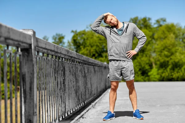 Homme étirant le cou sur le pont — Photo