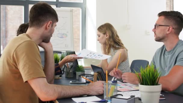 Equipe de negócios ou startuppers que trabalham no escritório — Vídeo de Stock