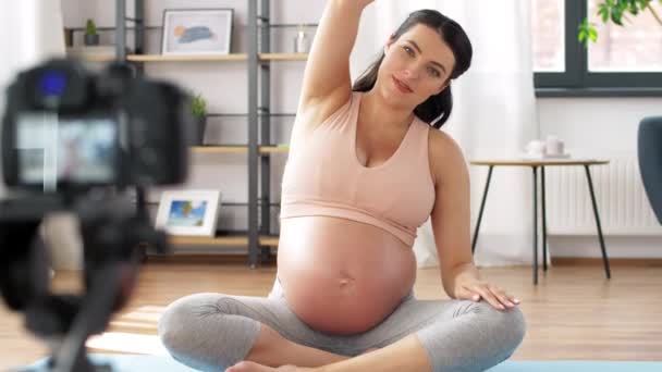 Ευτυχισμένη έγκυος γυναίκα blogger καταγραφή βίντεο γιόγκα — Αρχείο Βίντεο