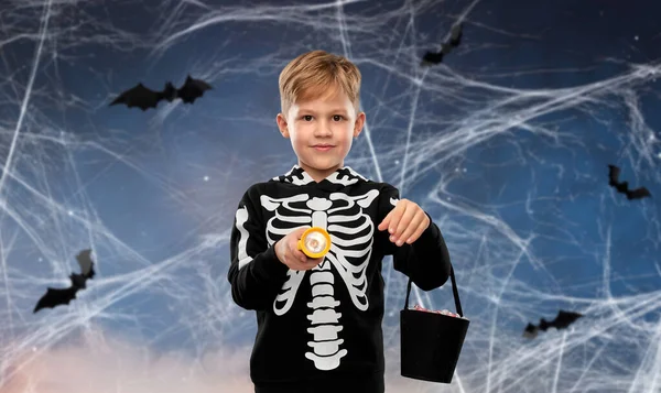 Garçon avec des bonbons et lampe de poche sur Halloween — Photo