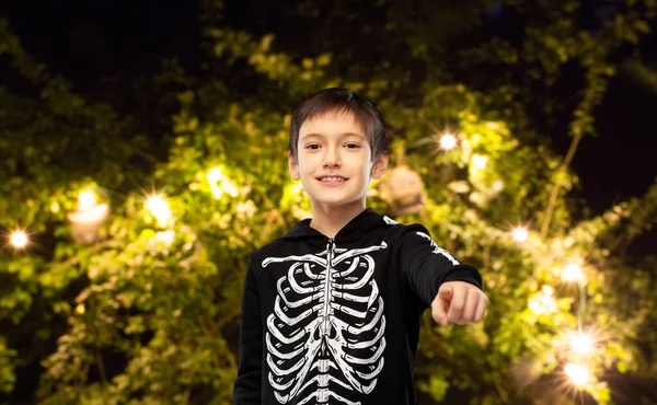 Jongen in halloween kostuum van skelet — Stockfoto