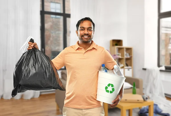 Усміхнений індійський чоловік сортує папір і пластикові відходи — стокове фото