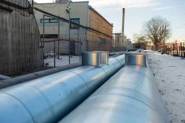 Utomhus pipeline och gamla hangar på vintern — Stockfoto