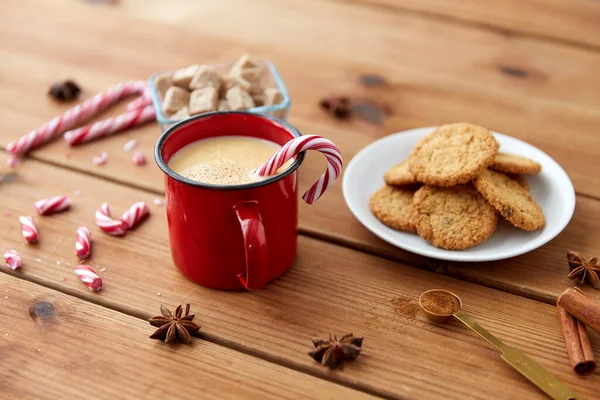 Taza de ponche de huevo con bastón de caramelo, galletas y anís — Foto de Stock