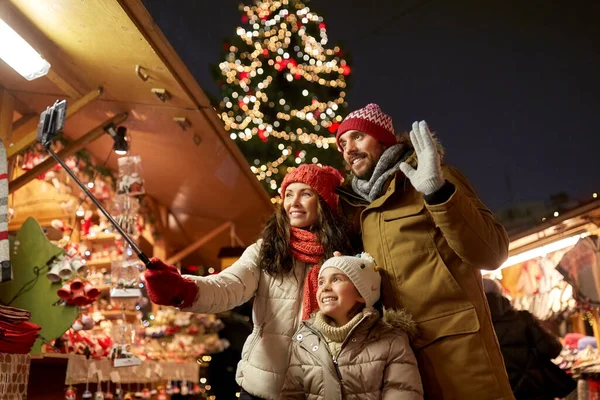 Gelukkig familie nemen selfie op kerstmarkt — Stockfoto