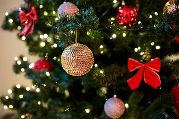 Goldener Weihnachtskugelschmuck auf Tanne — Stockfoto