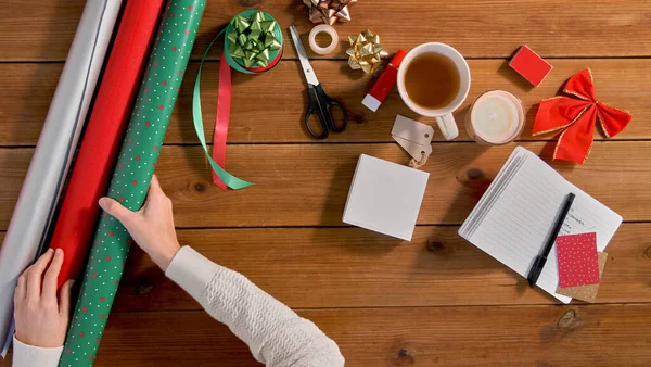 Mãos definir coisas para presentes de Natal embrulho — Fotografia de Stock