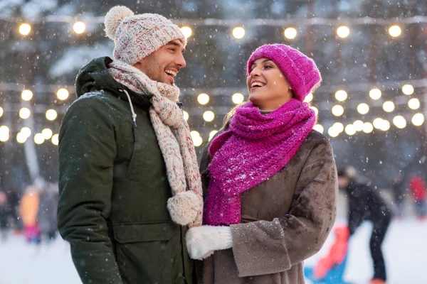 Coppia felice alla pista di pattinaggio all'aperto in inverno — Foto Stock