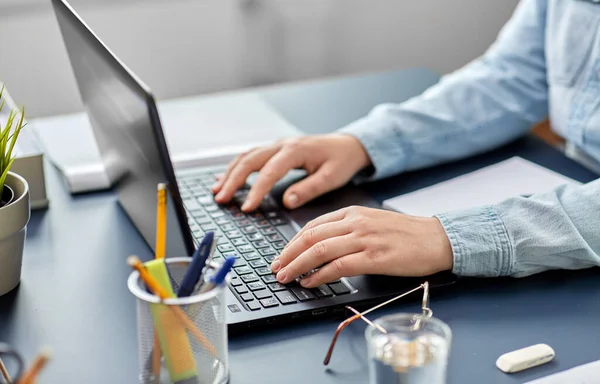 Empresária com laptop trabalhando no escritório — Fotografia de Stock