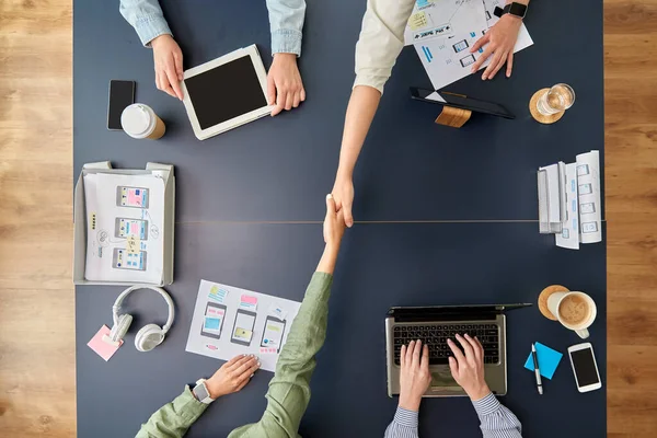 Business team maakt handdruk op kantoor tafel — Stockfoto