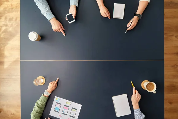 Business team wijzende vingers naar kantoor tafel — Stockfoto