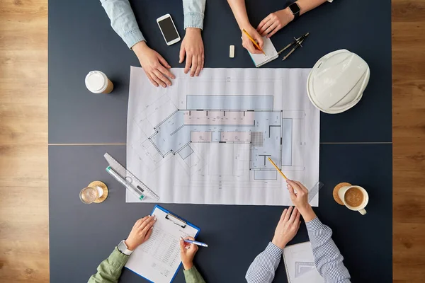 Geschäftsteam mit Blaupause arbeitet im Büro — Stockfoto