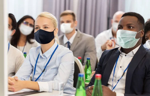 Obchodníci v maskách na celosvětové konferenci — Stock fotografie