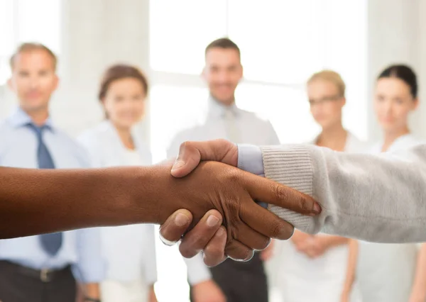 Poignée de main des gens à la conférence d'affaires — Photo