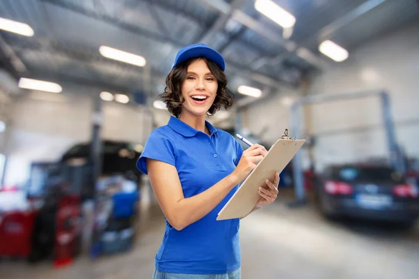 Travailleuse avec presse-papiers au service de voiture — Photo