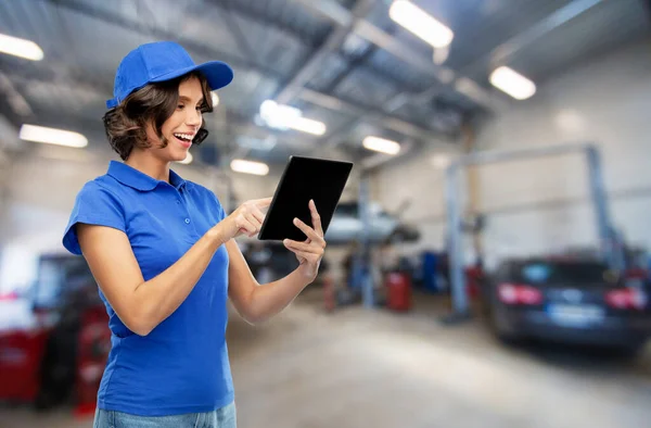 Feliz mujer trabajadora con tablet pc en el servicio de coche —  Fotos de Stock