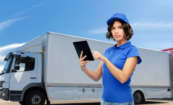Entrega menina com tablet computador sobre caminhão — Fotografia de Stock
