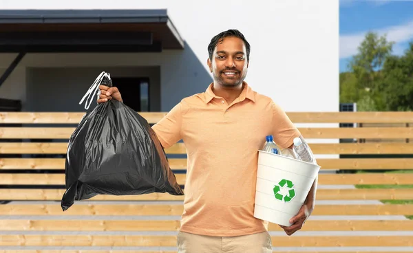 Hombre indio sonriente clasificación de papel y residuos de plástico —  Fotos de Stock