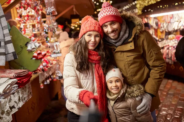 Szczęśliwa rodzina robi selfie na rynku Bożego Narodzenia — Zdjęcie stockowe