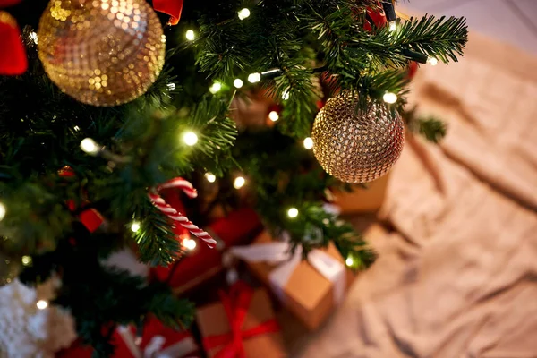 Árbol de Navidad artificial decorado en casa — Foto de Stock