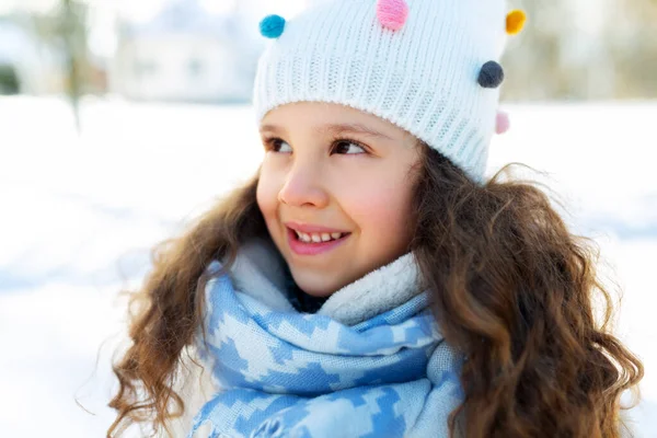 Felice bambina in abiti invernali all'aperto — Foto Stock