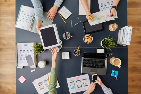 Business team met gadgets werken op kantoor tafel — Stockfoto