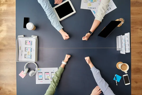 Equipo de negocios mostrando pulgares hacia arriba en la mesa de oficina —  Fotos de Stock