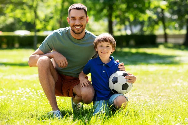 Baba ve küçük oğlu parkta futbol topuyla — Stok fotoğraf