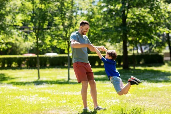 Šťastný otec se synem hraje v letním parku — Stock fotografie