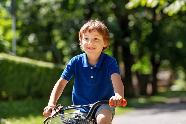 夏の公園で自転車に乗る幸せな男の子 — ストック写真