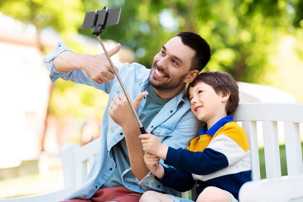 Πατέρας και γιος βγάζουν selfie με το τηλέφωνο στο πάρκο — Φωτογραφία Αρχείου