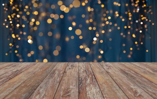 Mesa de madeira vazia com luzes douradas de Natal — Fotografia de Stock