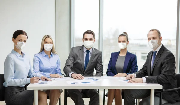 Obchodní lidé v maskách setkání v kanceláři — Stock fotografie