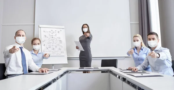 Geschäftsleute in Masken zeigen mit dem Finger auf dich — Stockfoto