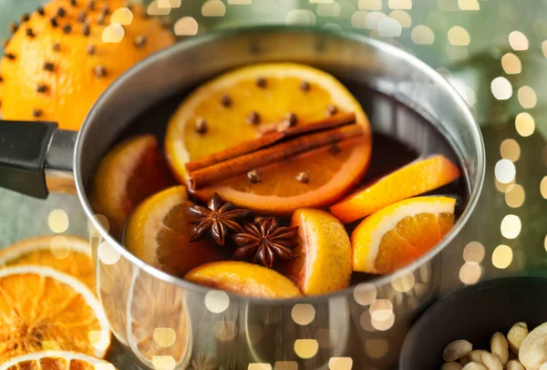 Pentola con vin brulè caldo, fette di arancia e spezie — Foto Stock