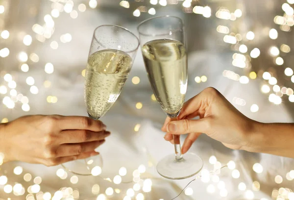 Close up de casal lésbico com taças de champanhe — Fotografia de Stock
