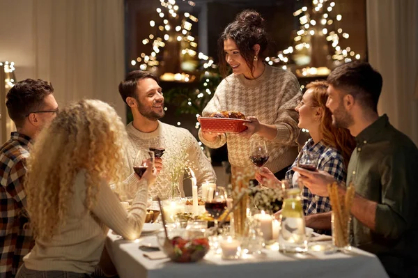 Amigos felizes ter jantar de Natal em casa — Fotografia de Stock