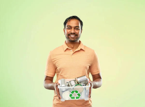 Sourire jeune homme indien tri des déchets métalliques — Photo