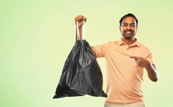 Hombre indio sonriente sosteniendo bolsa de basura — Foto de Stock