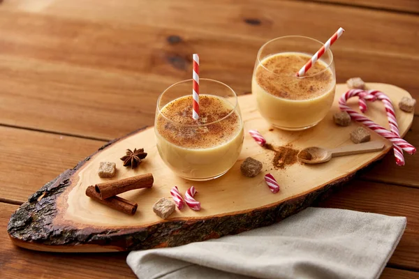 Bicchieri di zabaione, ingredienti e spezie su legno — Foto Stock