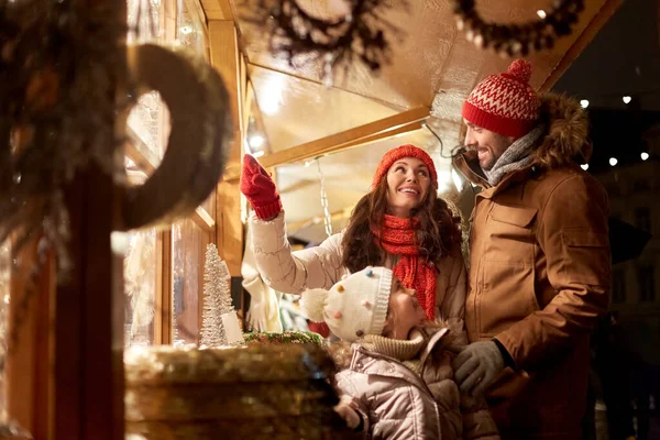 Familia feliz en el mercado de Navidad en la ciudad — Foto de Stock