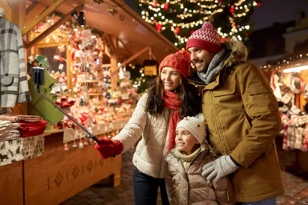 Gelukkig familie nemen selfie op kerstmarkt — Stockfoto