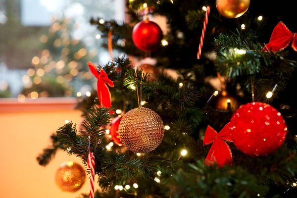 Geschmückter künstlicher Weihnachtsbaum zu Hause — Stockfoto