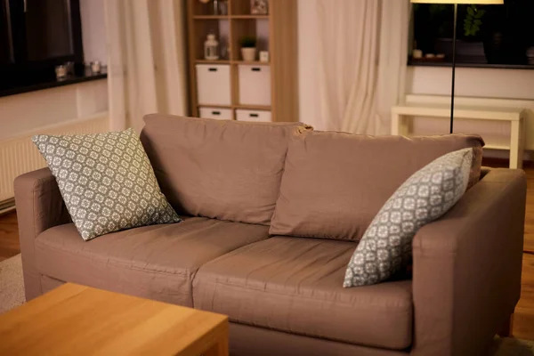 Divano con cuscini in accogliente soggiorno di casa — Foto Stock