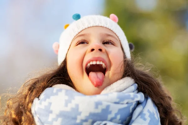 Fröhliches kleines Mädchen hat Spaß im Winterpark — Stockfoto