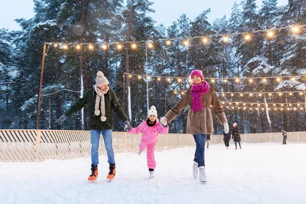 Famille heureuse à la patinoire extérieure en hiver — Photo